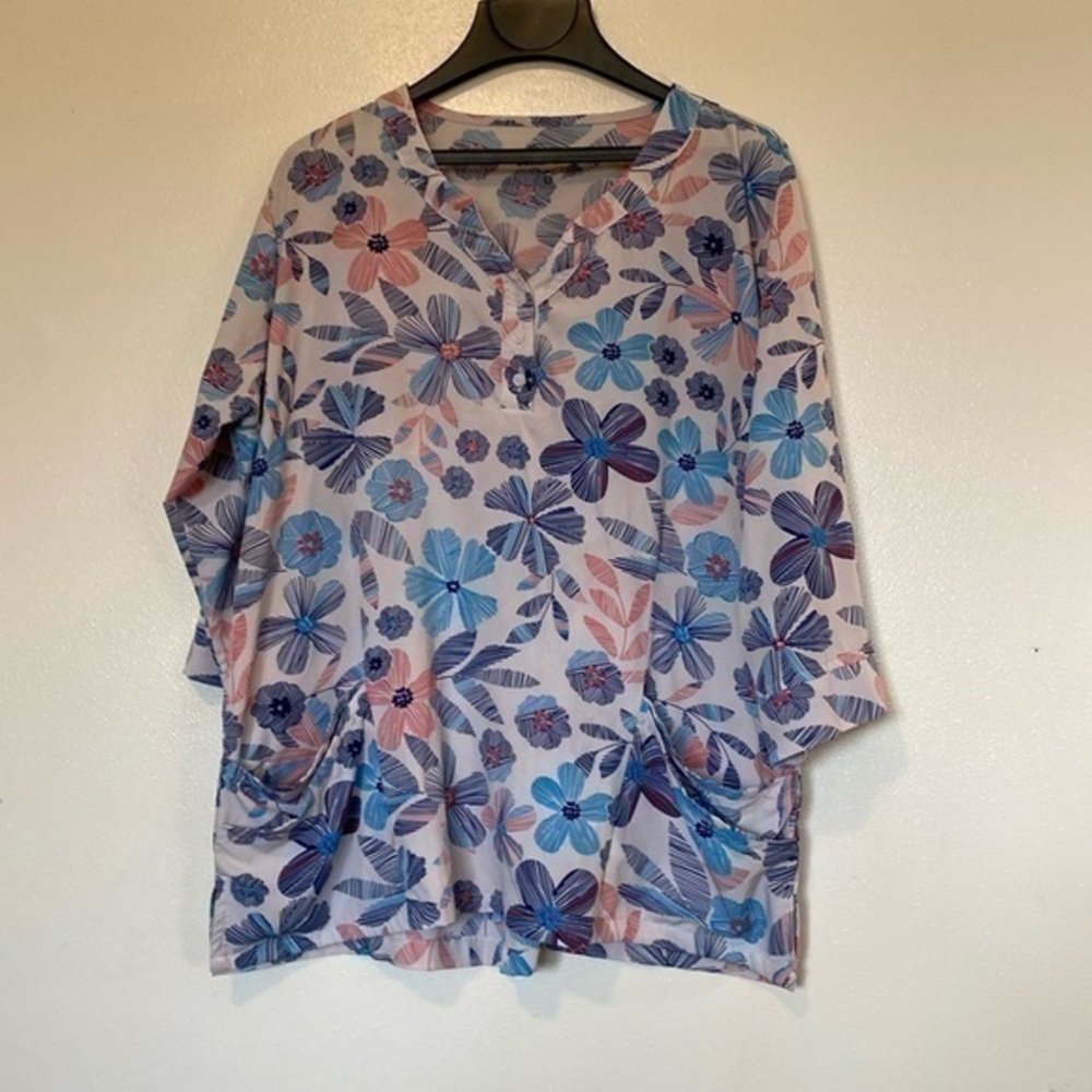 Butter Soft Stretch  3 button flower with pockets medical scrub top shirt XL